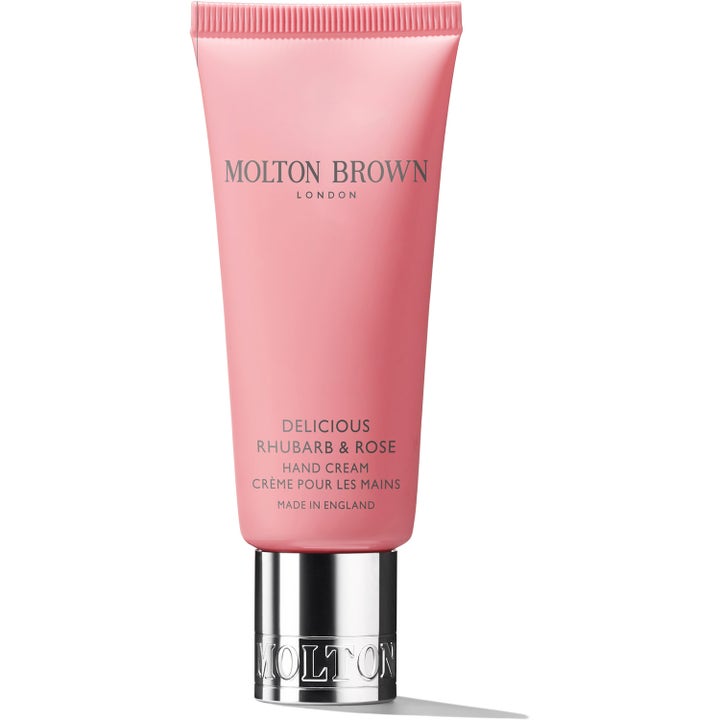Molton Brown Delicious Rhubarb & Rose fuktgivande handkräm med rosdoft i en rosa tub med silverkork.