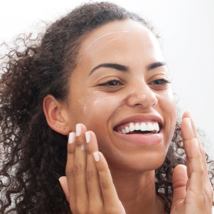 Clinique 3-Step Skincare System 450 ml hudvård för kvinna som applicerar vit kräm som ger lyster på mogen hud.