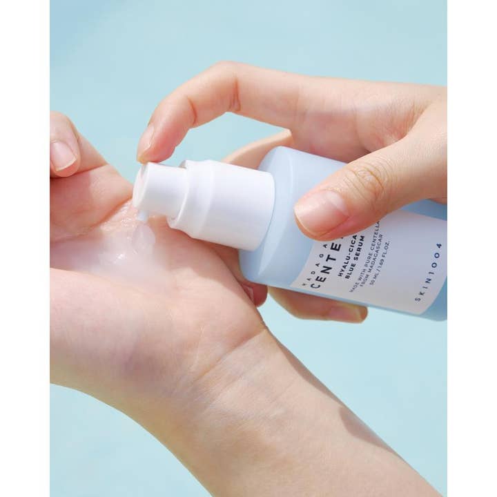 SKIN1004 Madagascar Centella Hyalu-Cica Blue Serum 30 ml centella hyaluronsyra serum i ljusblå flaska med vit pump.