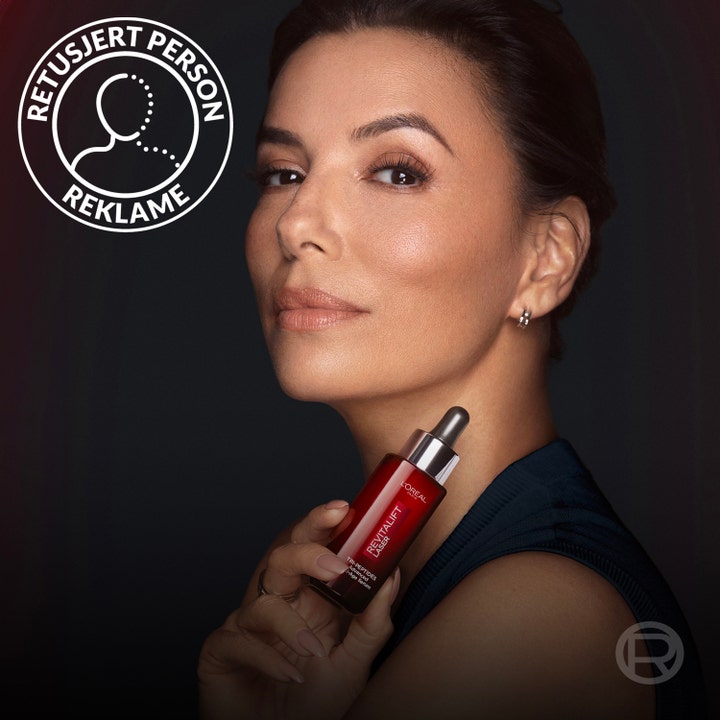 L'Oréal Paris Revitalift Laser Tri-Peptides Advanced Anti-Age Serum 30 ml i röd glasflaska som hålls av en kvinna.