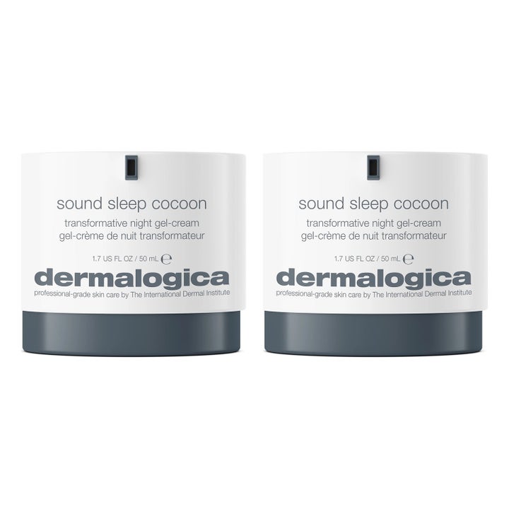 Dermalogica Sound Sleep Cocoon 50 ml återfuktande nattkräm i två vita burkar med grå bas och pumpmunstycke.