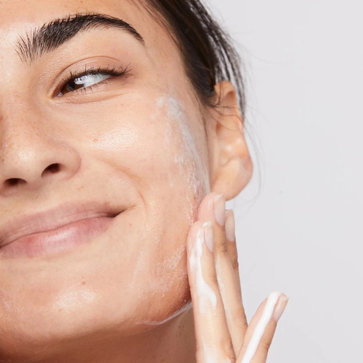 Dermalogica Clearing Skin Wash 250 ml porrensande rengöringsgel som masseras in som ett vitt lödder på huden.