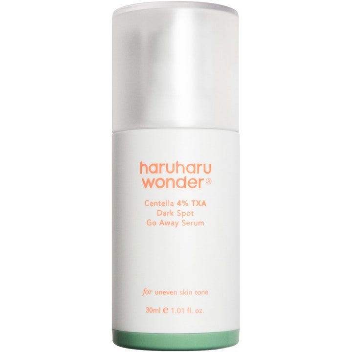 haruharu wonder Centella 4% TXA Dark Spot Go Away Serum 30 ml mot ojämn hudton i vit pumpflaska med gröna detaljer