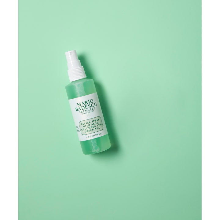 Mario Badescu Facial Spray 118 ml Mario Badescu ansiktsspray grönt te ger fukt i en grön flaska på mintgrön bakgrund.