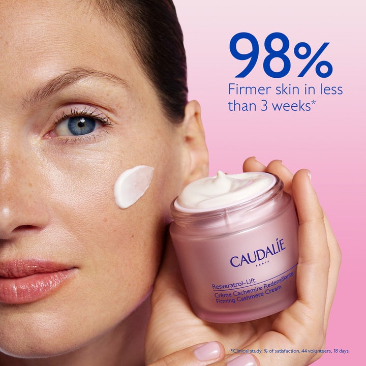 Caudalie Resveratrol-Lift Firming Cashmere Cream 50 ml i rosa glasburk ger fastare hy till en kvinna.