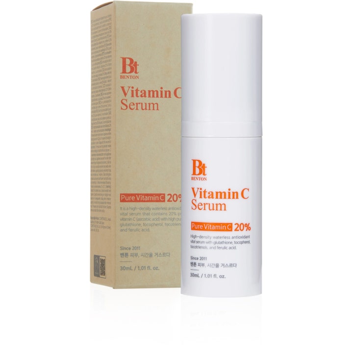 Benton Vitamin C Serum 30 ml lystergivande Vitamin C-serum i vit pumpflaska och matchande beige ytterbox