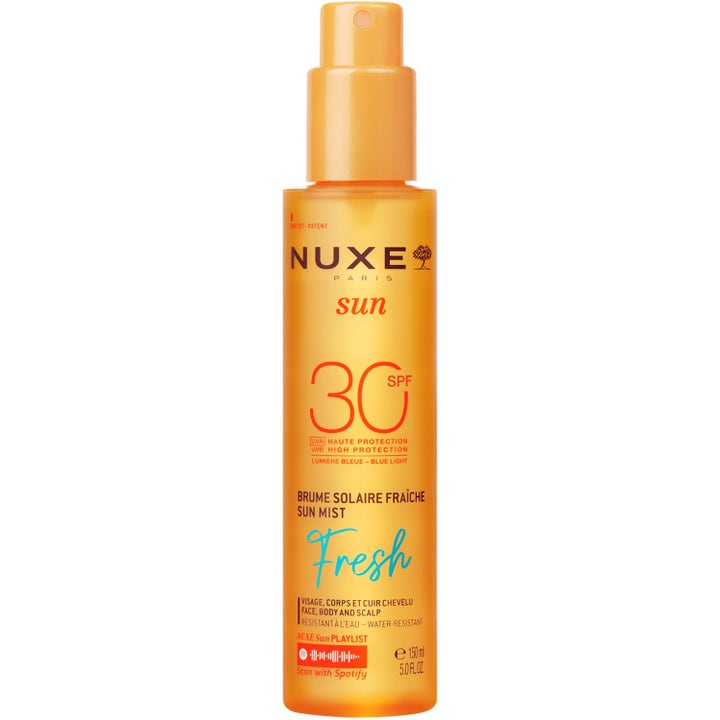 Nuxe Sun SPF 30 Fresh Sun Mist 150 ml skyddande solspray som ger en fräsch känsla i en genomskinlig orange flaska.