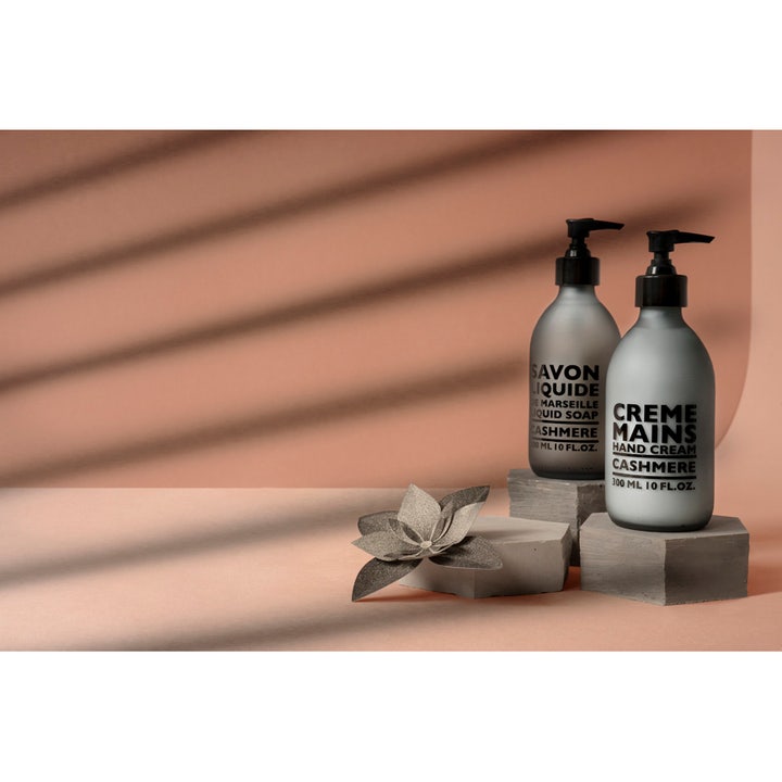 Compagnie de Provence Hand Cream Cashmere 300 ml lyxig återfuktande handkräm i frostad glasflaska med svart pump