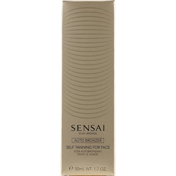 Sensai Silky Bronze Self Tanning For Face 50 ml ger lyster i en guldfärgad ytterförpackning.