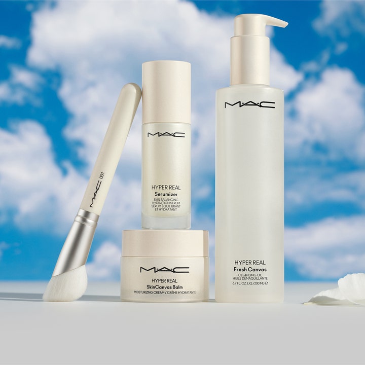 MAC Cosmetics Serum + Moisturizer Brush 1 st serumborste för hudvård visas med produkter mot en blå himmel.