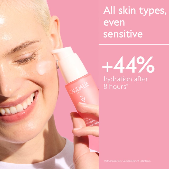 Caudalie Vinohydra Hyaluronic Serum 30 ml fuktgivande hyaluronsyra ansikte appliceras på en leende kvinna
