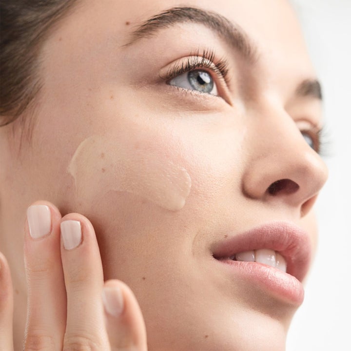 Clinique Serum Starters 175 ml hudvård med hyaluronsyra som appliceras på kinden för återfuktad hud