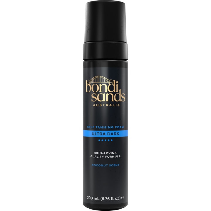 Bondi Sands Self Tanning Foam Ultra Dark 200 ml tan mousse med kokosdoft i en svart pumpflaska med blå detaljer.