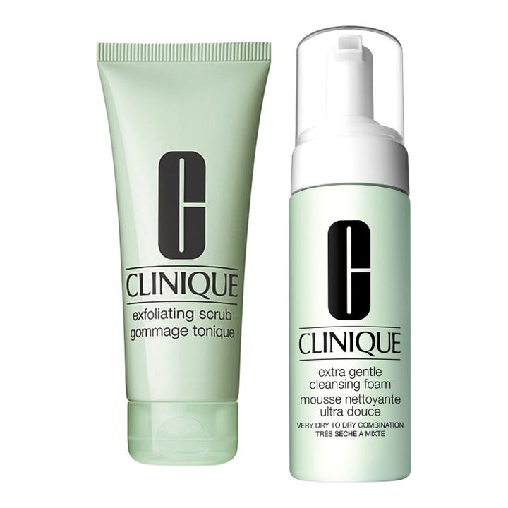 Clinique Exfoliating Scrub och Extra Gentle Cleansing Foam ansiktsrengöring i ljusgrön tub och pumpflaska.
