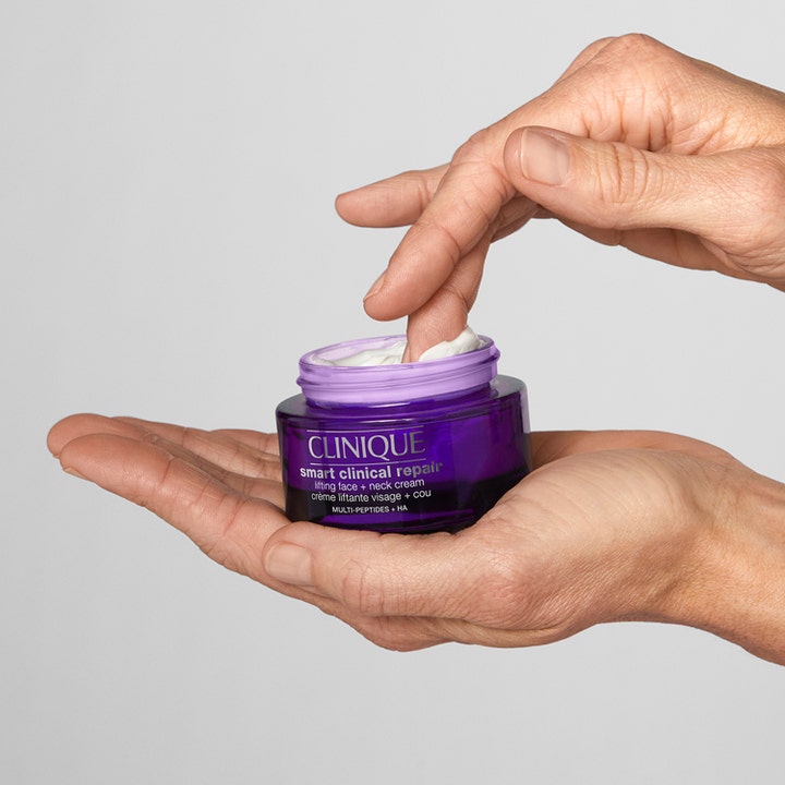 Clinique Smart Clinical Repair 50 ml ansikts och halskräm med peptider i lila glasburk ger synligt lyft.