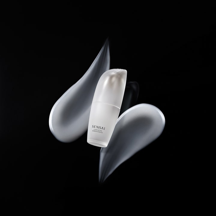 Sensai Comforting Barrier Essence 40 ml ger djupverkande fukt i vit frostad flaska med krämiga texturstråk.