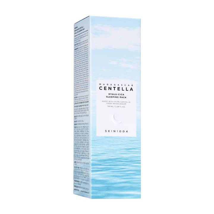 SKIN1004 Madagascar Centella Hyalu-Cica Sleeping Pack 100 ml fuktgivande nattmask i ljusblå ask med rogivande vattenmotiv.