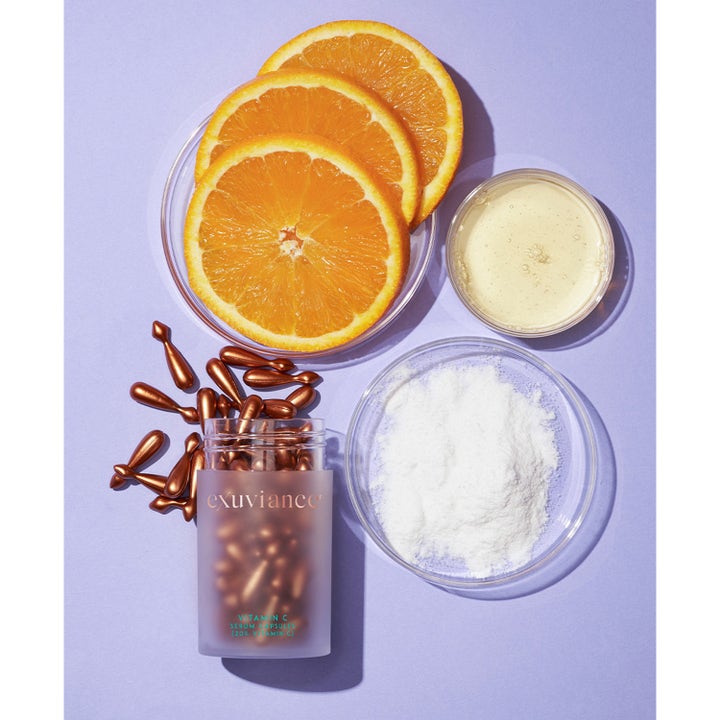 Exuviance Vitamin C Serum Capsules 60 st exuviance serum kapslar med bronsfärgade kapslar, vitt pulver och apelsin.