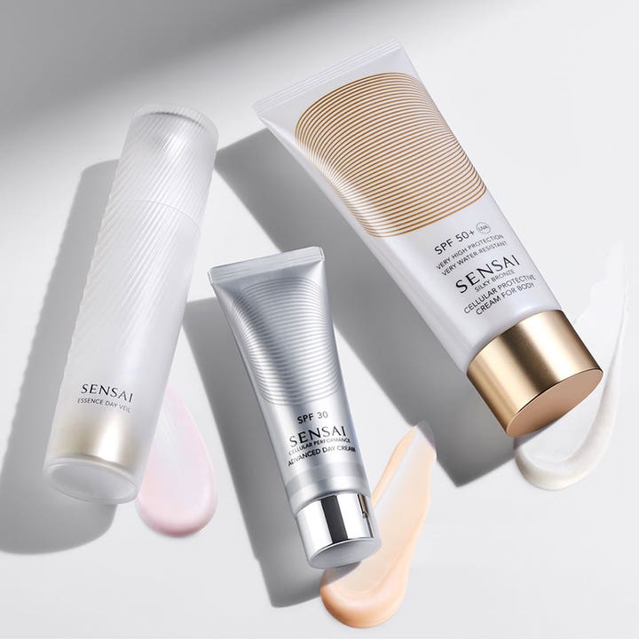 Sensai Cellular Performance Advanced Day Cream 50 ml dagkräm med spf 30 i silverfärgad tub med krämig textur.