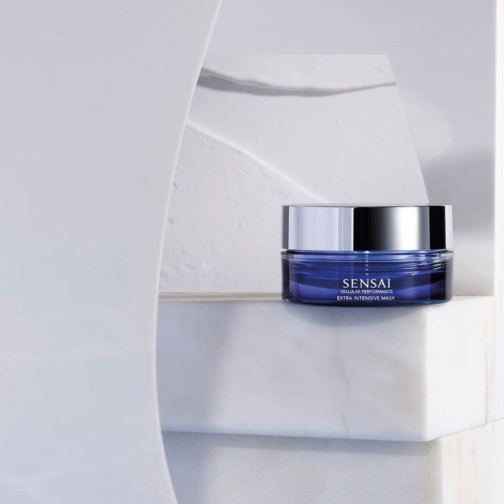 Sensai Cellular Performance Extra Intensive Mask 75 ml anti age mask i blå glasburk med silverlock på vit marmor
