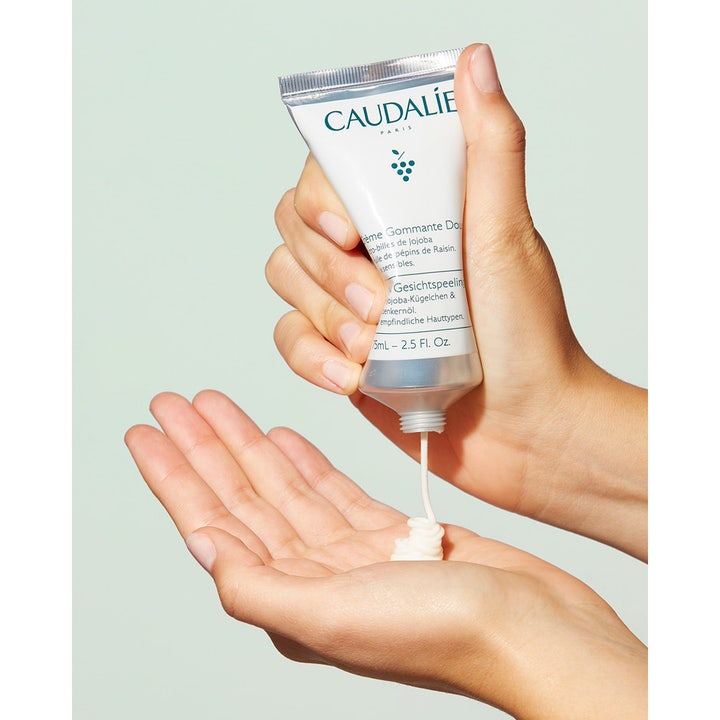 Caudalie Vinoclean Gentle Buffing Cream 75 ml ansiktspeeling med krämig vit textur som kläms ut i en hand