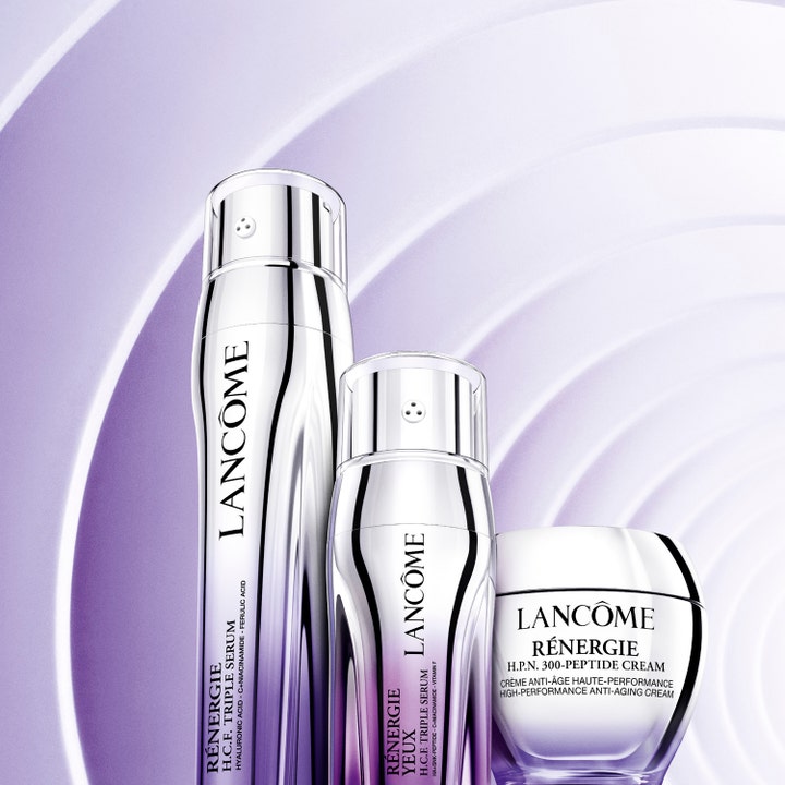 Lancôme Rénergie H.C.F. Triple Serum Eye 20 ml anti-aging ögonserum bredvid ansiktsserum och kräm i en lila miljö.