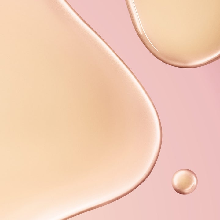 Nuxe Huile Prodigieuse Florale 60 ml lystergivande kroppsolja med skimrande gyllene droppar på rosa bakgrund