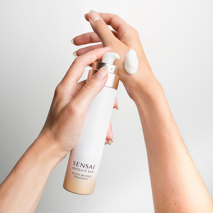 Sensai Absolute Silk Micro Mousse Treatment 90 ml djupfuktande mousse som ger lyster i vit flaska med vitt skum på hand