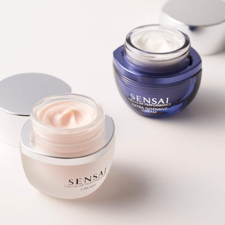 Sensai Cellular Performance Cream 40 ml återfuktande ansiktskräm i öppna glasburkar med mjuk kräm och silverlock