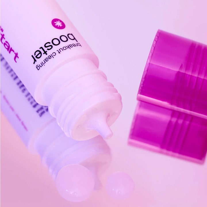 Dermalogica Clear Start Breakout Clearing Booster 30 ml serum mot finnar visar gel-konsistens och lila lock.