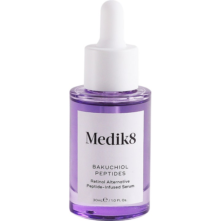 Medik8 Bakuchiol Peptides 30 ml anti-aging ansiktsserum i lila glasflaska med vit pipett för lyster.