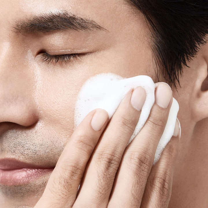 Shiseido Men Face Cleanser 125 ml rengöringsskum som ger ett rikt lödder på huden vid applicering.