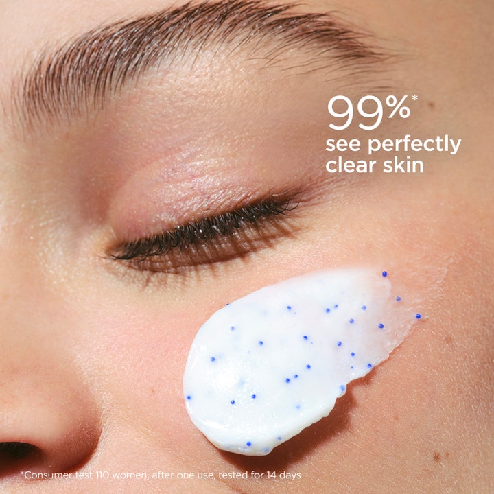Clarins Purifying Gentle Foaming Cleanser 125 ml rengöringsskum med blå korn på kind för balanserad hud.