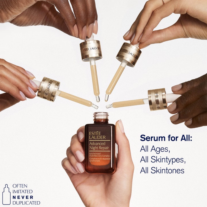 Estée Lauder Advanced Night Repair 50 ml anti age hudvård rynkor visas med pipetter och händer med olika hudtoner