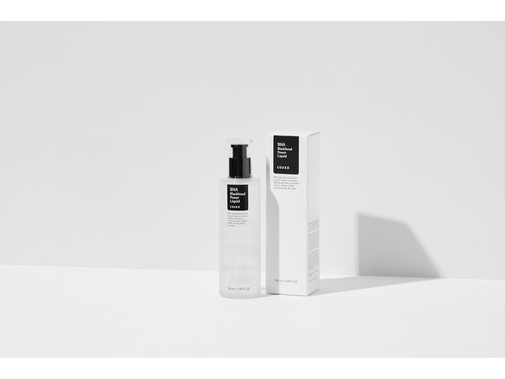 COSRX BHA Blackhead Power Liquid 100 ml toner mot pormaskar i frostad flaska med svart pump och vit kartong.