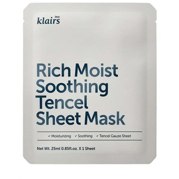 Klairs Rich Moist Soothing Tencel Sheet Mask 25 ml återfuktande sheet mask i vit förpackning med mörkblå text