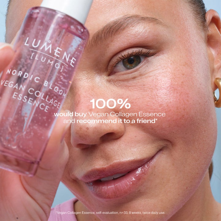 Lumene Vegan Collagen Essence 30 ml veganskt ansiktsserum med vegan kollagen i rosa flaska intill en leende kvinna.