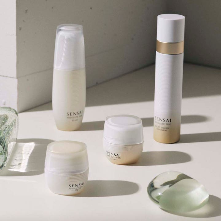 Sensai Absolute Silk Illuminative Cream 40 ml antiage ansiktskräm för strålande hud bland lyxiga vita glasburkar