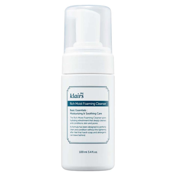 Klairs Rich Moist Foaming Cleanser 100 ml djuprengörande skumrengöring i vit plastflaska med genomskinligt lock