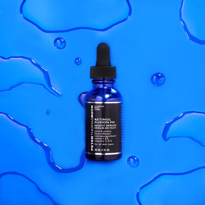 Peter Thomas Roth Retinol Fusion Pm 30 ml hudförnyande nattserum i blå glasflaska med vattenstänk