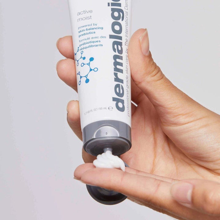Dermalogica Active Moist 50 ml återfuktande ansiktskräm med prebiotika som appliceras ur en vit tub.