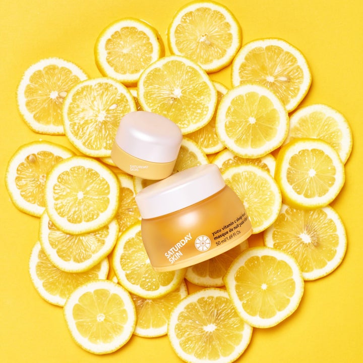 Saturday Skin Yuzu Vitamin C Sleep Mask 50 ml lystergivande nattmask på en bädd av fräscha gula citrusskivor