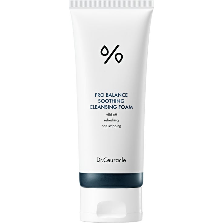 Dr.Ceuracle Pro Balance Soothing Cleansing Foam balancerande ansiktsrengöring i vit plasttub med mörkblå detalj.