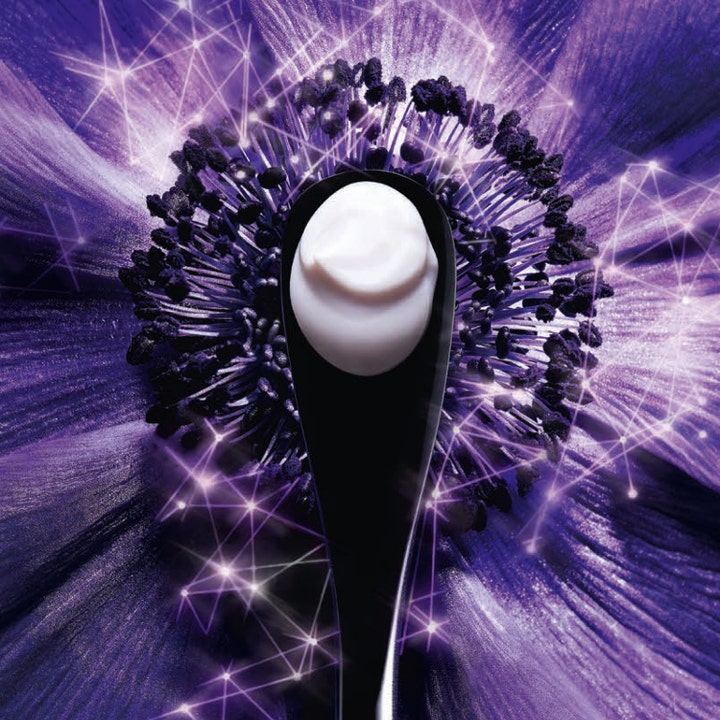 Lancôme Rénergie Multi-Lift Crème 50 ml lancome anti-age dagkräm med vit kräm på en svart spatel mot lila bakgrund