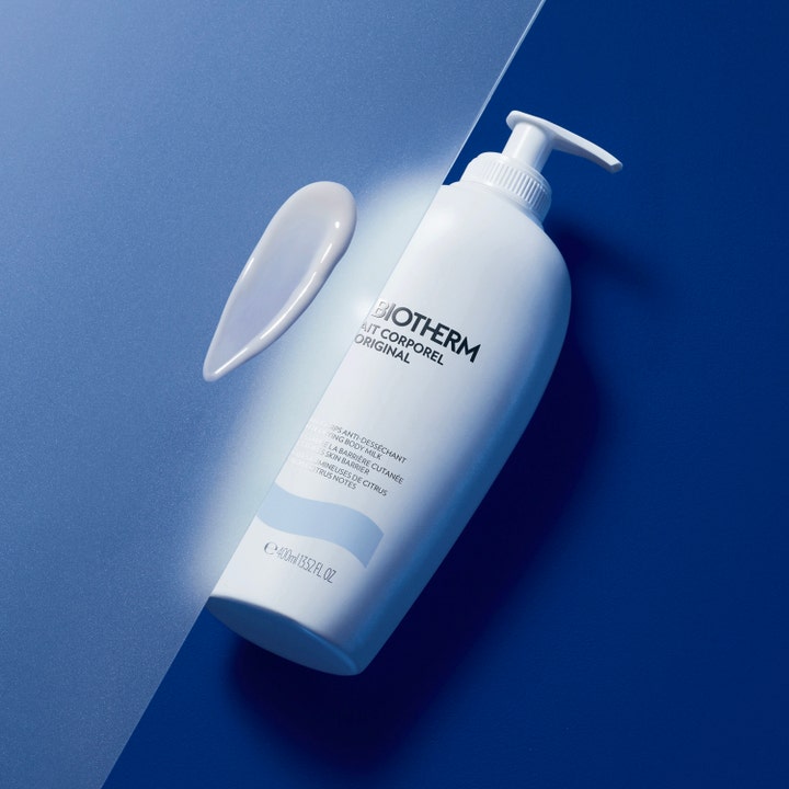 Biotherm Lait Corporel 400 ml anti-uttorkande kroppsmjölk med vit krämig textur på blå bakgrund
