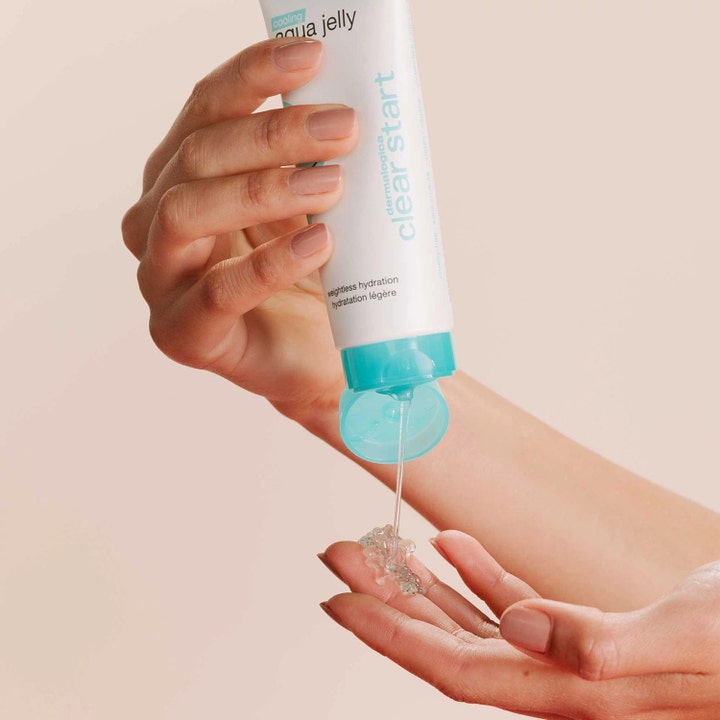 Dermalogica Cooling Aqua Jelly Clear Start 59 ml svalkande gel för hudvård ung hy som kläms ut ur en vit tub.