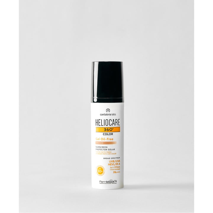 Heliocare Gel Oil-Free SPF 50+ Pearl 50 ml är en färgad solkräm spf 50 i vit pumpflaska med svart lock.