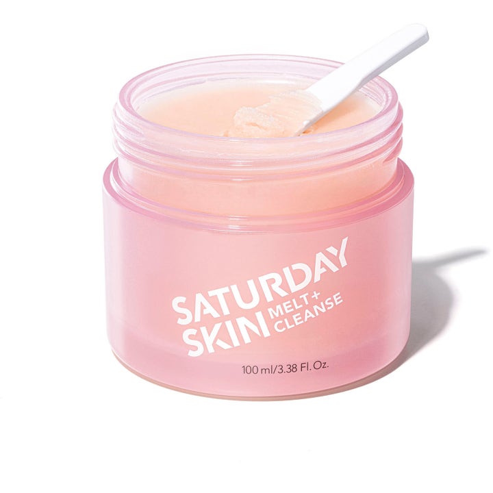 Saturday Skin Melt + Cleanse Sminkborttagande Balm 100 ml ansiktsrengöring i rosa burk med persikofärgad balm och spatel