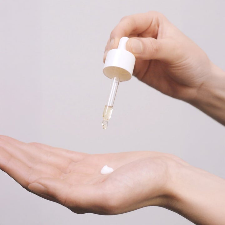 Jorgobé Antioxidant Self-Tan Drops 30 ml ger lyster när droppar blandas med kräm i handen.
