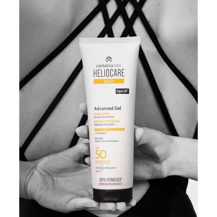 Heliocare Advanced Gel SPF 50 250 ml solkräm ger snabbabsorberande skydd i en vit tub som hålls mot en rygg.